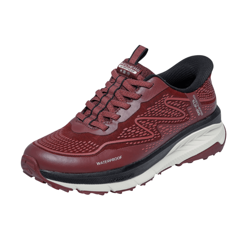 Rød Skechers outdoor damesneaker set skråt forfra med elastiske snørebånd og "WATERPROOF" detalje på siden