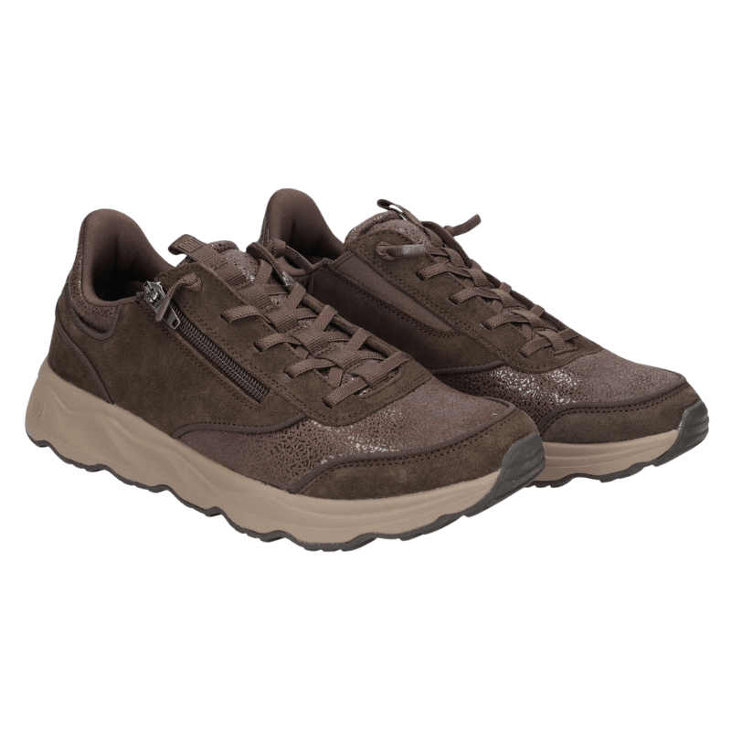 To brune Waldläufer damesneakers med bred pasform, snørebånd og lynlås, set skråt forfra