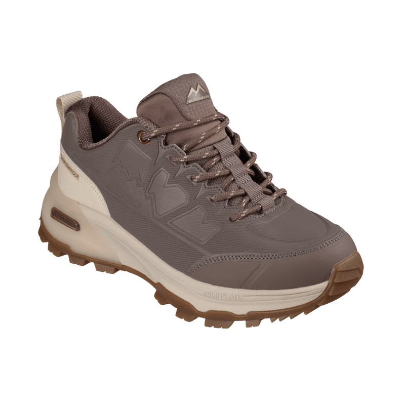 Mokkafarvet Skechers vandresko til damer, set skråt forfra med detaljerede snørebånd og logo på pløsen