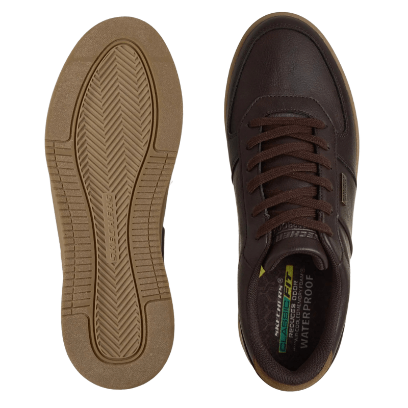 To brune Skechers herresko set oppefra, den ene viser sålen, den anden toppen med snørebånd