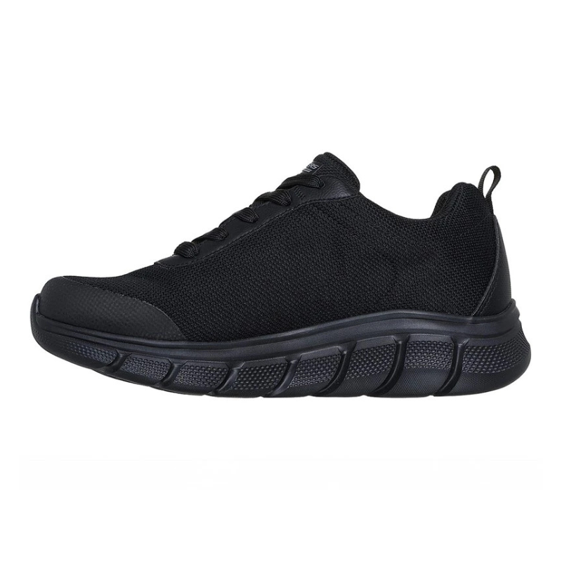 Klassisk sort Skechers herresneaker med snørebånd og robust sål, set fra siden