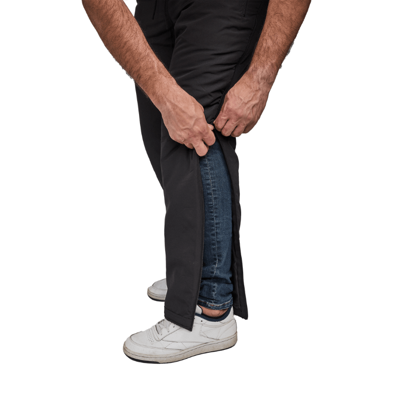 Tæt på billede af hænder, der lyner Dobsom termobukser op i siden over jeans