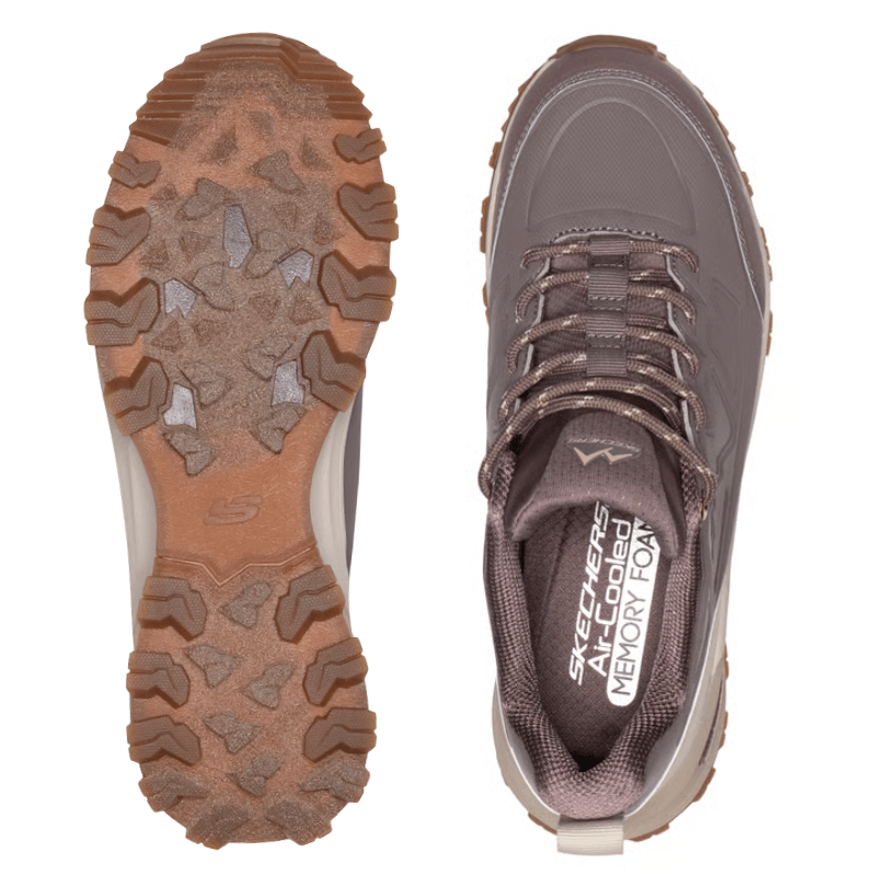 To brune Skechers sneakers set oppefra; den ene viser sålens mønster, den anden indersålen med memory foam