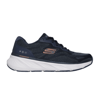 Mørkeblå Skechers vandtæt herresneaker set fra siden med hvid sål og orange logo
