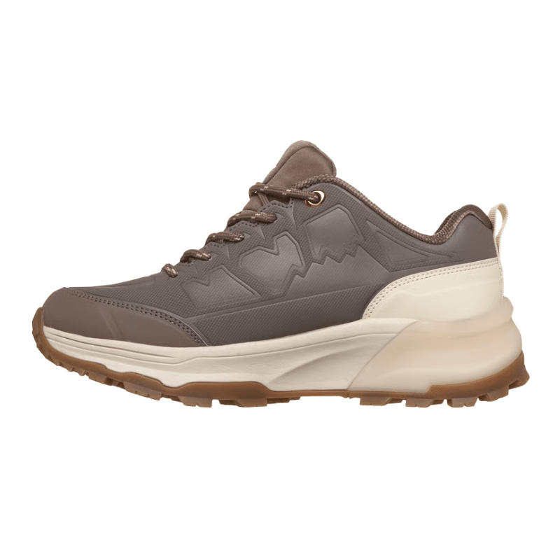 Brun Skechers damesneaker set fra siden, med elastiske snørebånd og tyk, lys mellemsål