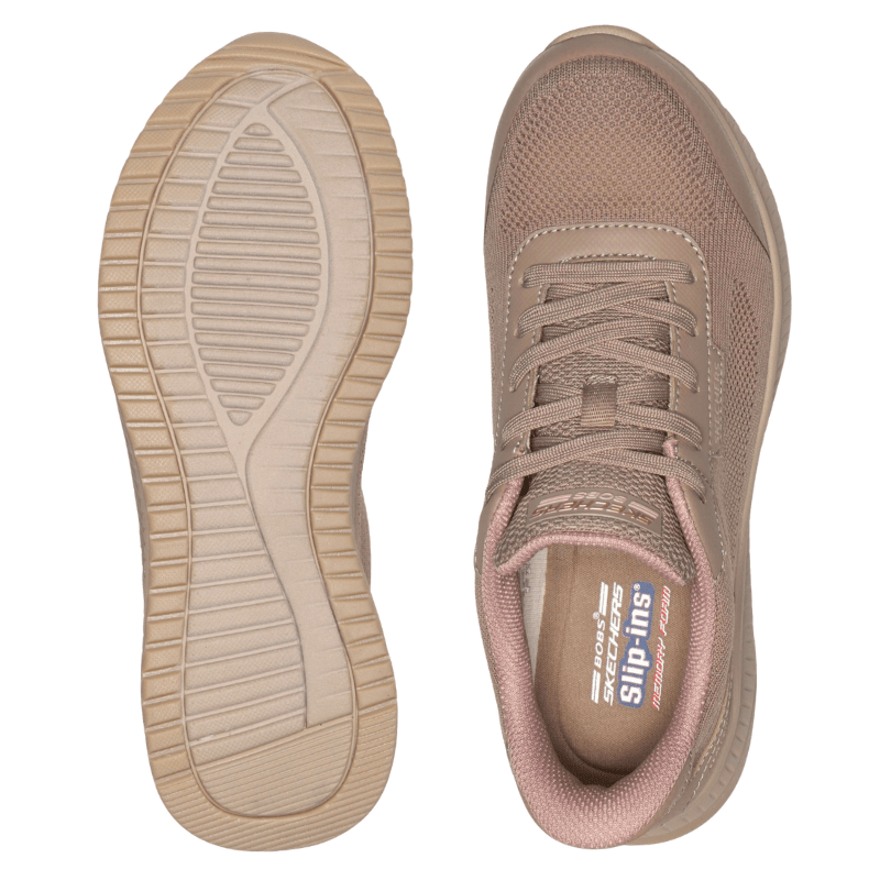 To sandfarvede Skechers damesko; den ene viser sålen med mønster, den anden viser indersålen med Slip-ins logo