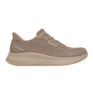 Sandfarvet Skechers slip-in outdoor damesko set fra siden med "Skechers" logo og "Waterproof" tekst