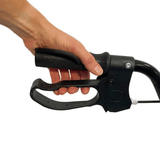 Nærbillede af en hånd, der holder det ergonomiske håndtag og bremsegrebet på en rollator
