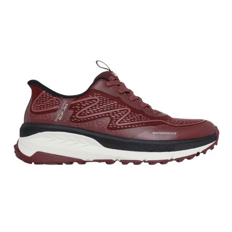 Rød Skechers slip-in outdoor damesneaker set fra siden med hvid og sort sål samt "WATERPROOF" tekst
