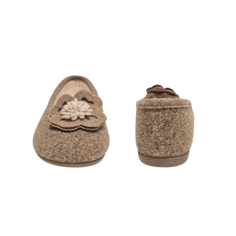 To Bella Moda damehjemmesko i beige uldfilt, den ene forfra med blomst, den anden bagfra