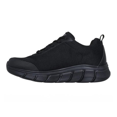 Klassisk sort Skechers herresneaker med snørebånd og robust sål, set fra siden
